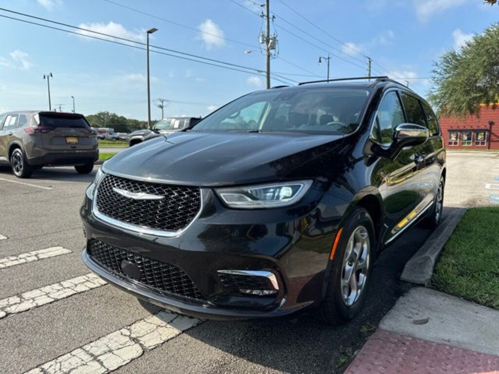 Used 2023 Chrysler Pacifica Limited Van Passenger Van