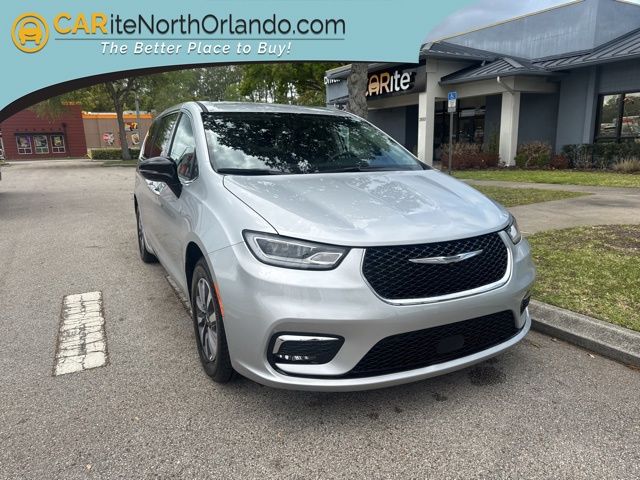 2024 Chrysler Pacifica Hybrid Select PHEV's photo