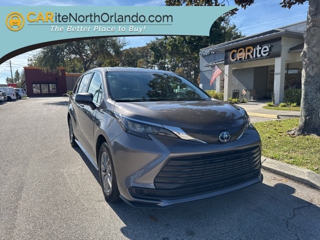 2024 Toyota Sienna LE's photo