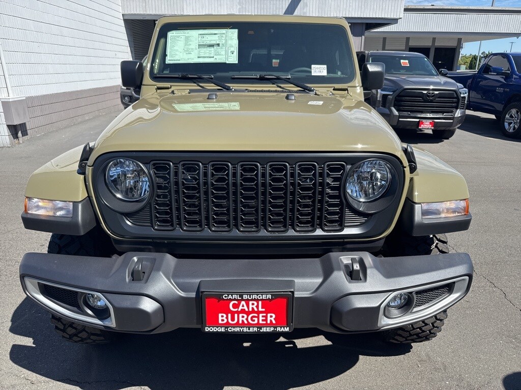 2025 Jeep Gladiator Sport photo 2