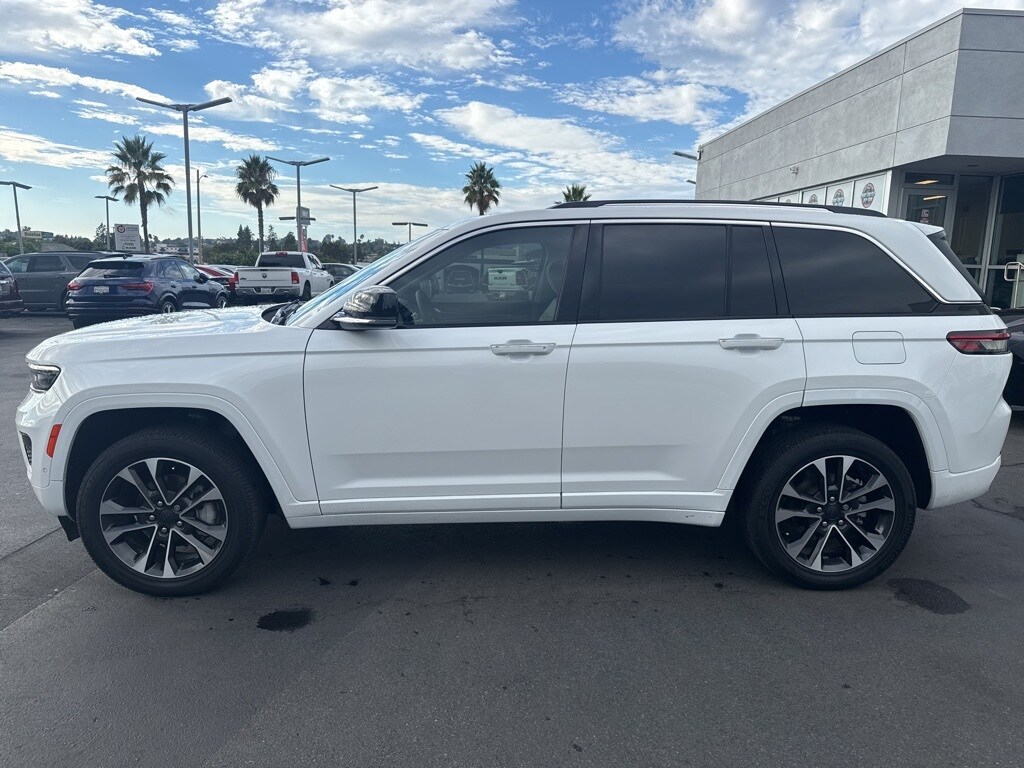 2023 Jeep Grand Cherokee Overland photo 2