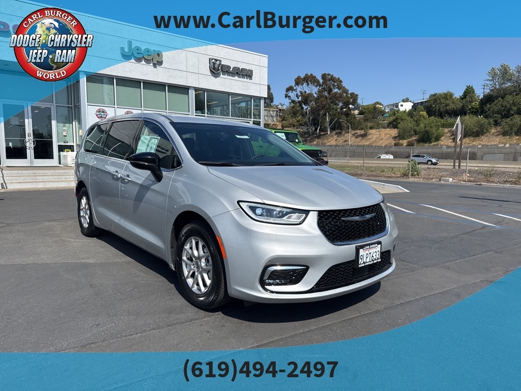 2024 Chrysler Pacifica Touring L's photo