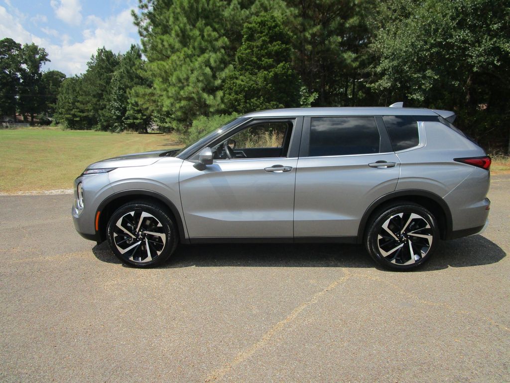 2024 Mitsubishi Outlander SE photo 2