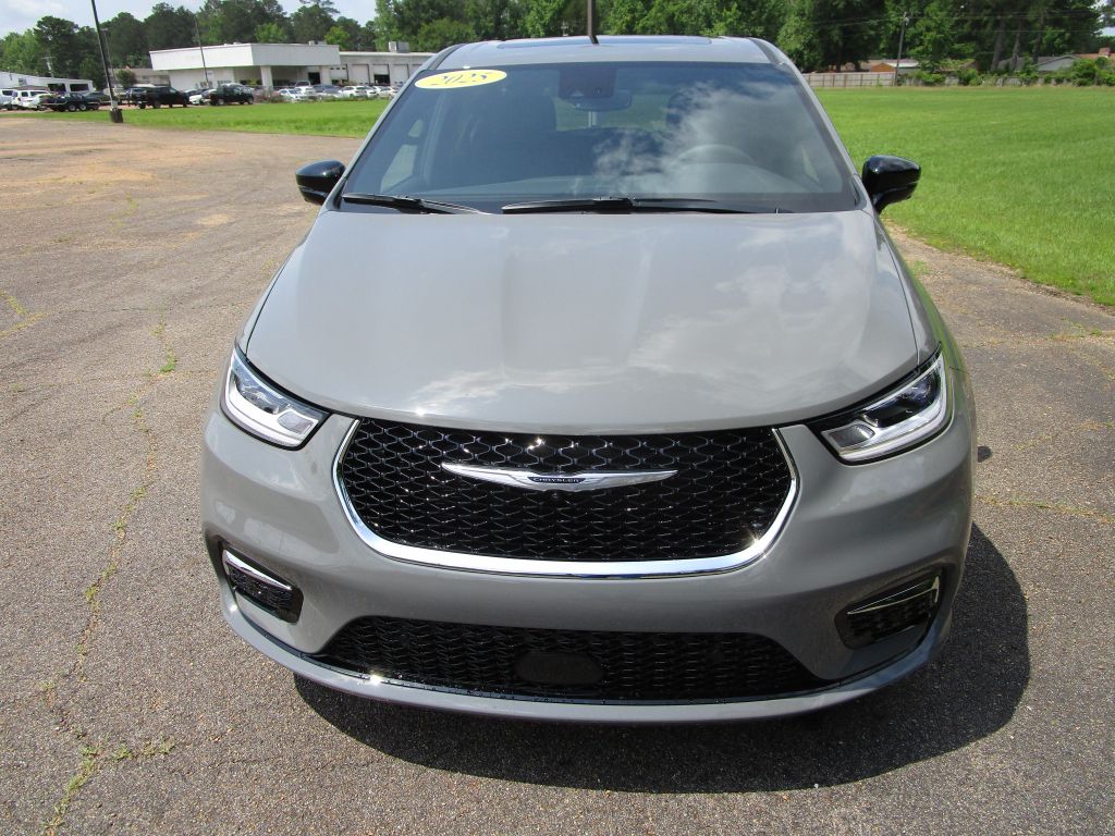 2025 Chrysler Pacifica photo 3