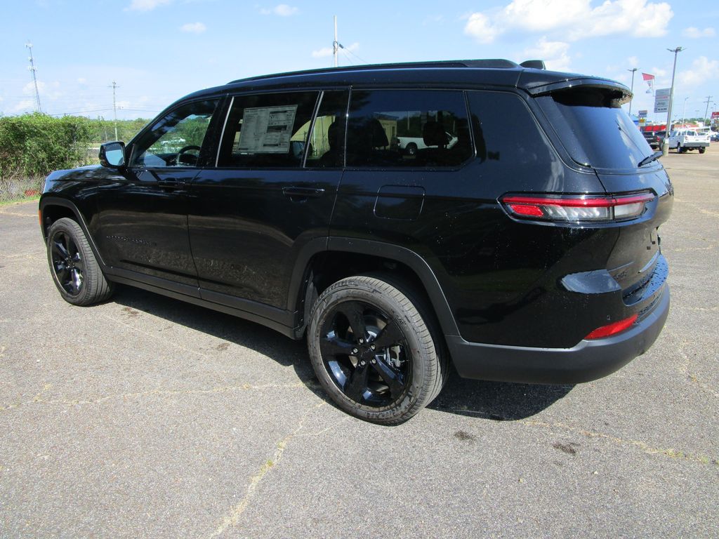 2025 Jeep Grand Cherokee Limited photo 3