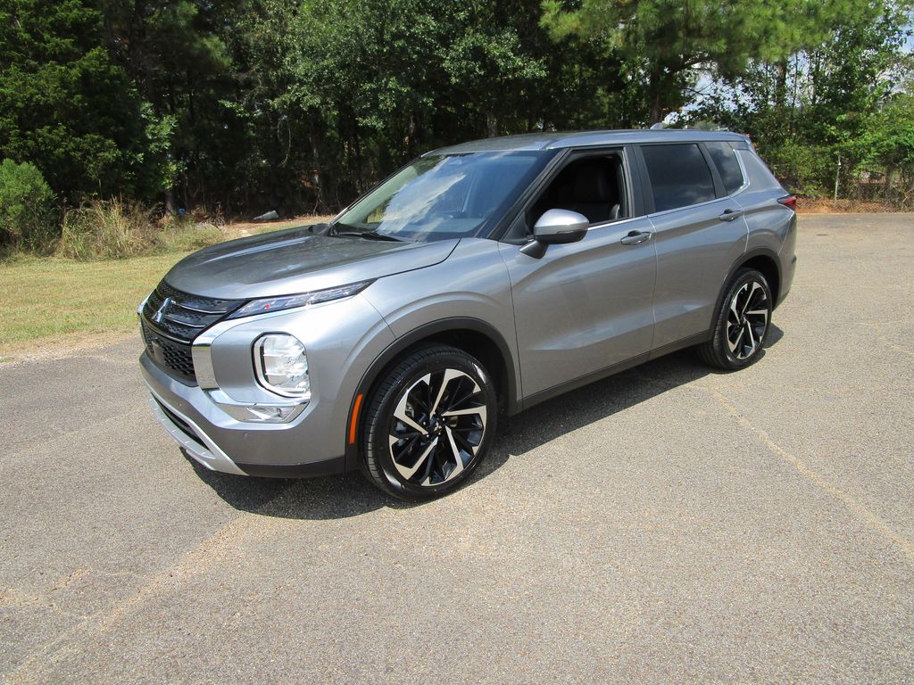 2024 Mitsubishi Outlander SE's photo