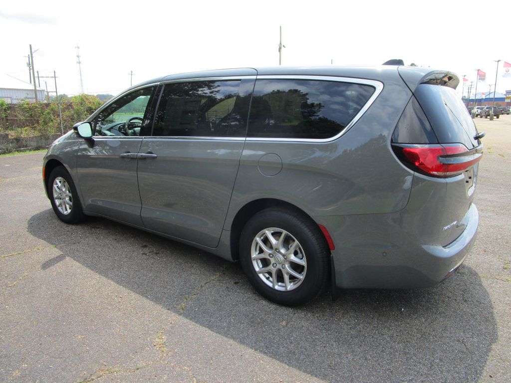 2025 Chrysler Pacifica photo 2
