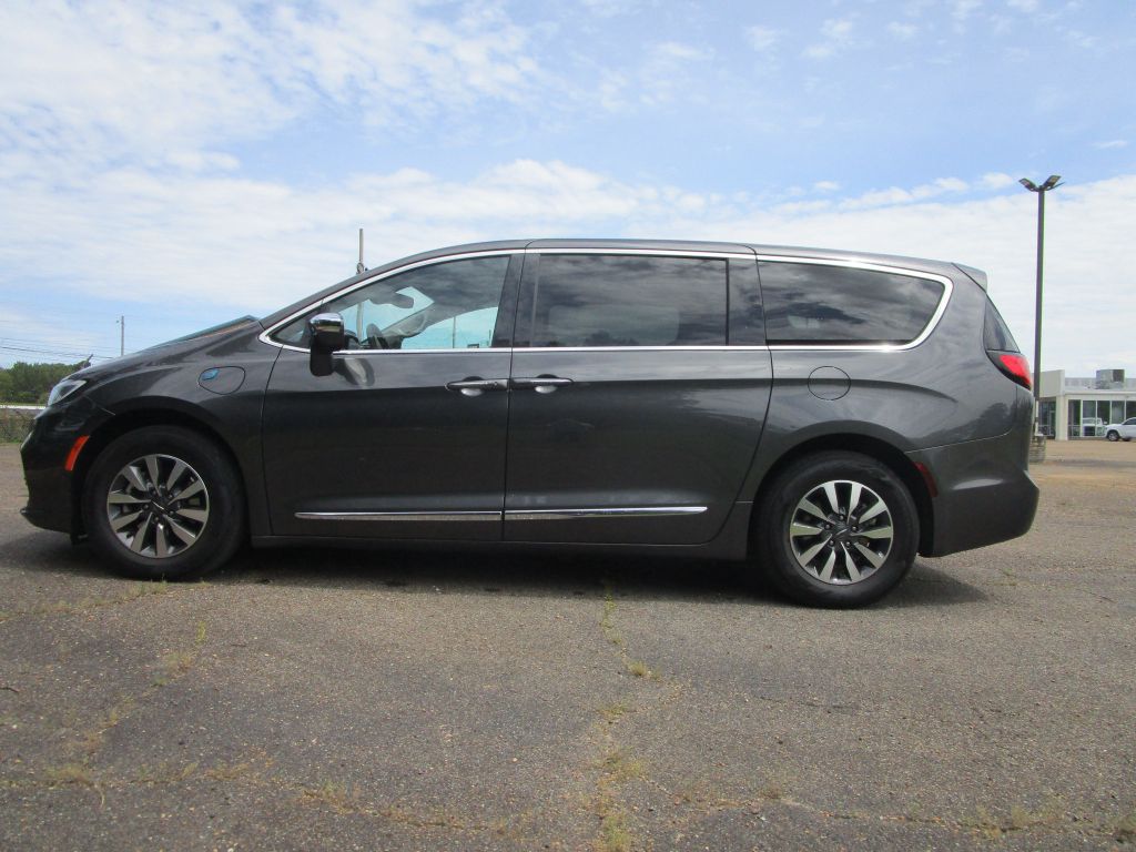 2022 Chrysler Pacifica Hybrid Limited photo 2