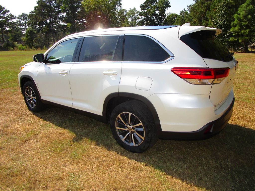2019 Toyota Highlander SE photo 3