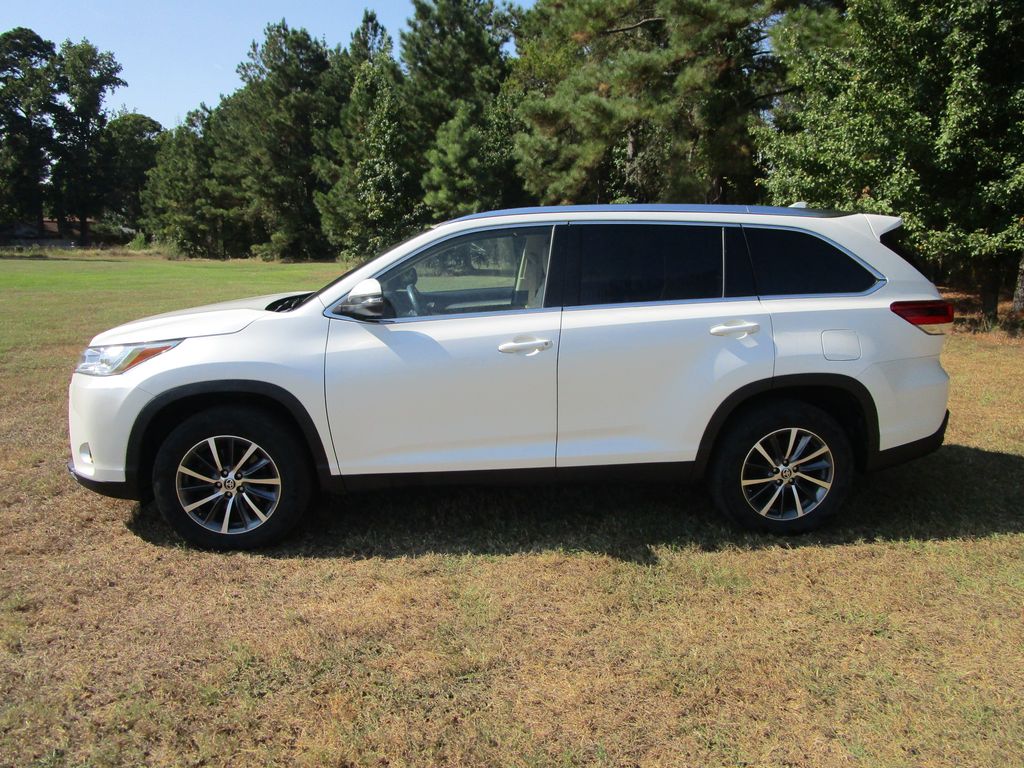 2019 Toyota Highlander SE photo 2