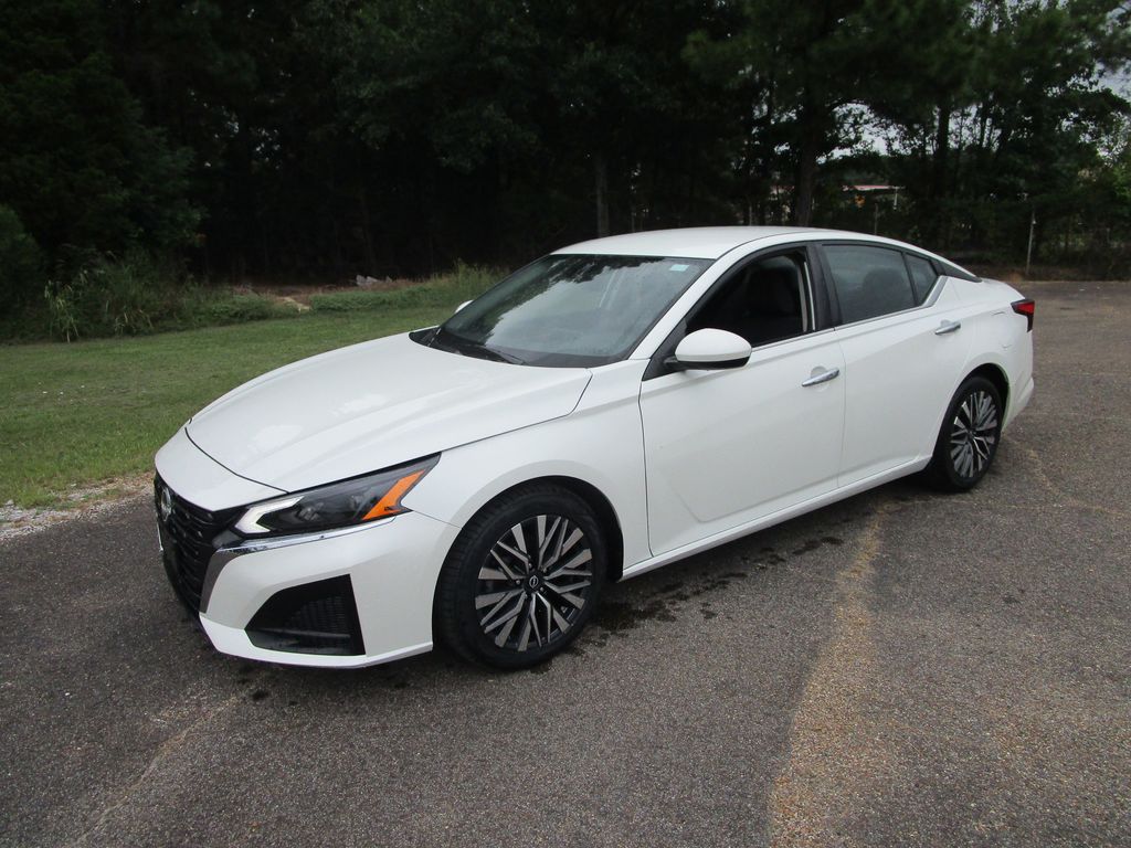 2023 Nissan Altima SV's photo