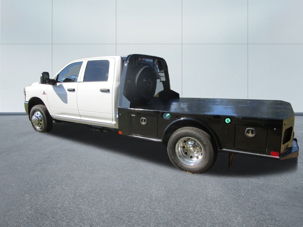 New 2026 Ram 3500 Chassis Cab TRADESMAN CREW 4X4 60' CA Pickup