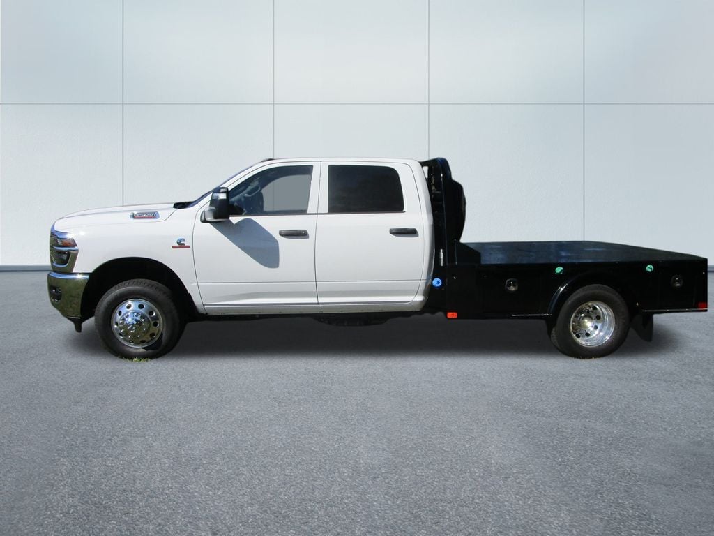 New 2026 Ram 3500 Chassis Cab TRADESMAN CREW 4X4 60' CA Pickup