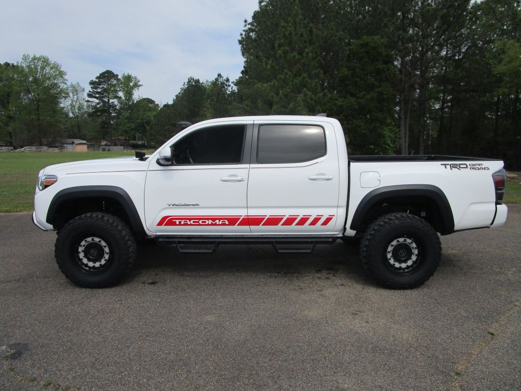 2022 Toyota Tacoma TRD Off-Road photo 2