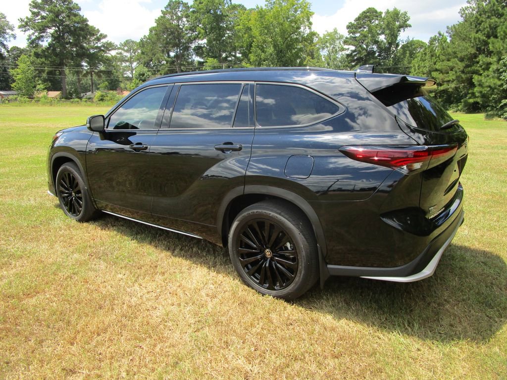 2024 Toyota Highlander LE photo 3