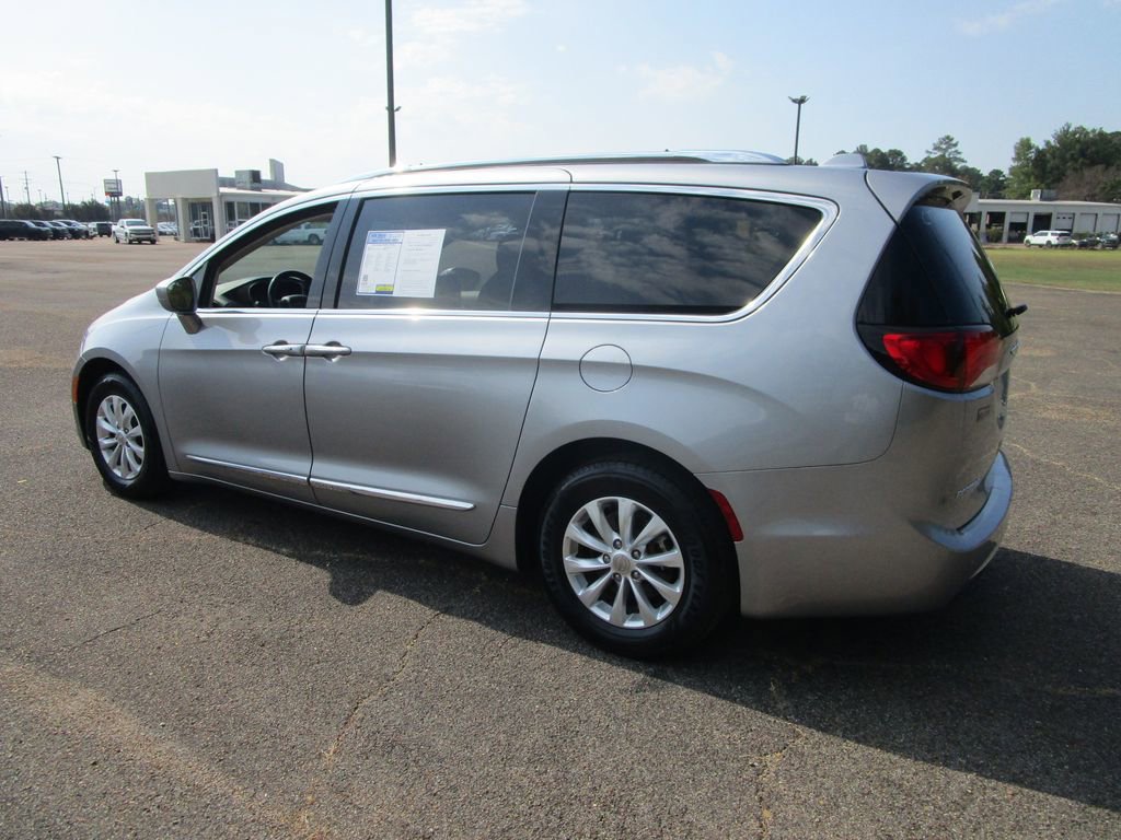 2019 Chrysler Pacifica Touring L photo 2