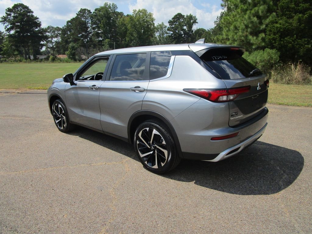 2024 Mitsubishi Outlander SE photo 2
