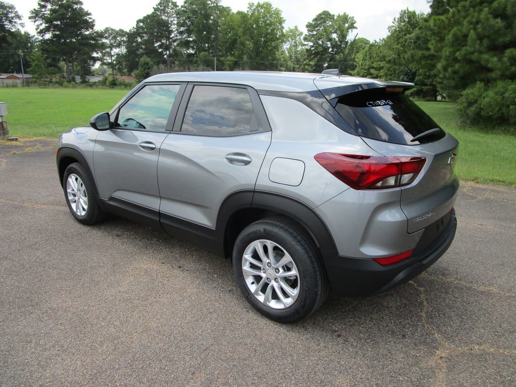 2026 Chevrolet Trailblazer LS photo 2