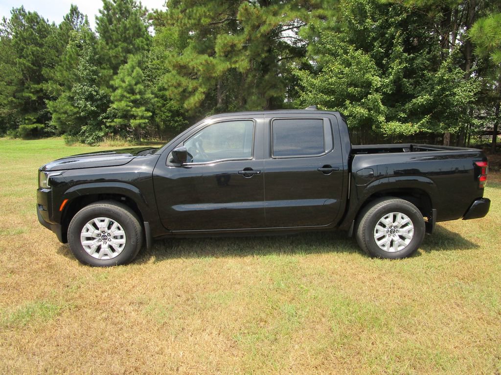 2022 Nissan Frontier SV photo 2