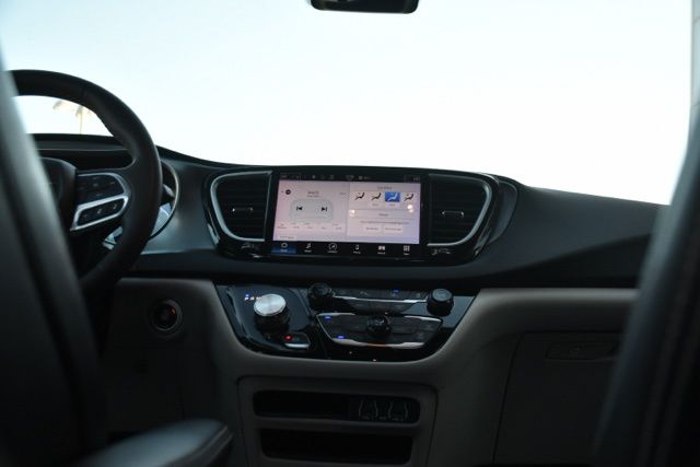 2024 Chrysler Pacifica Touring L - Photo 11
