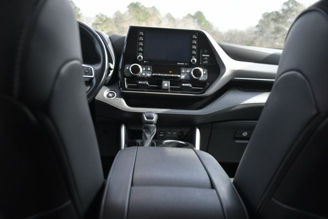 2022 Toyota Highlander XLE - Photo 11