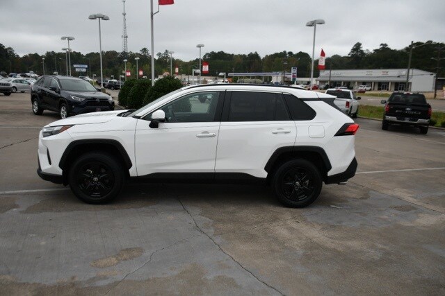 2024 Toyota RAV4 XLE photo 2