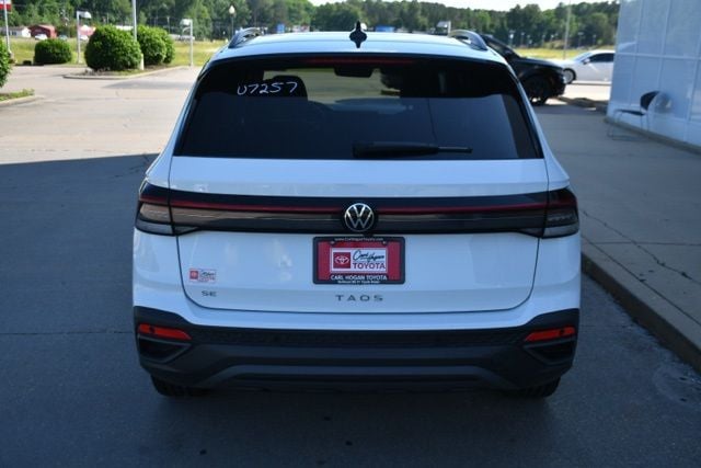 2025 Volkswagen Taos SE Black - Photo 4