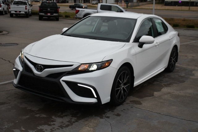 2024 Toyota Camry SE's photo