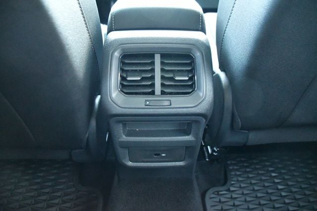 2025 Volkswagen Taos SE Black - Photo 12