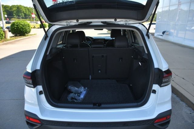 2025 Volkswagen Taos SE Black - Photo 9