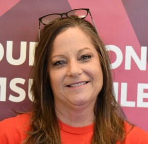 Staff member Linda Lewis from ID_2b6741