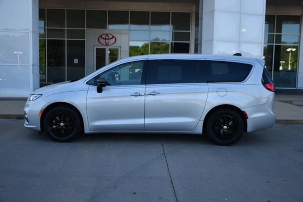 Used 2024 Chrysler Pacifica Touring L Van Passenger Van