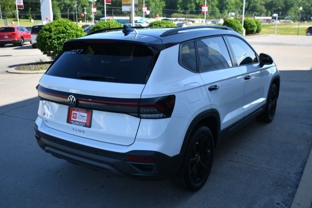 2025 Volkswagen Taos SE Black - Photo 6