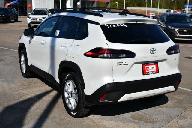 2026 Toyota Corolla Cross LE photo 2