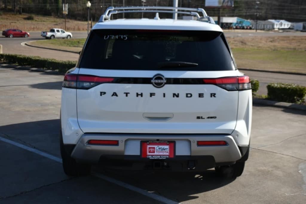 Used 2024 Nissan Pathfinder SL SUV