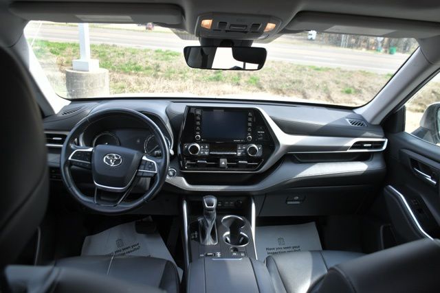2022 Toyota Highlander XLE - Photo 10