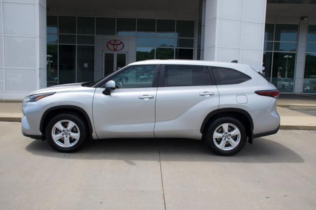 Used 2024 Toyota Highlander LE SUV