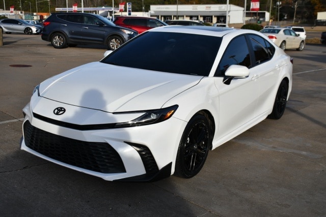 2025 Toyota Camry SE's photo