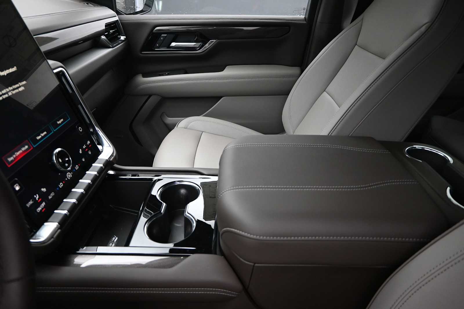 2026 GMC Yukon XL Elevation - Photo 17