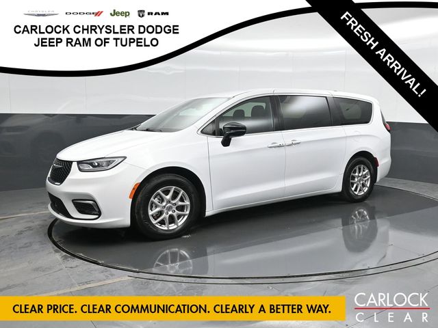 2024 Chrysler Pacifica Touring's photo