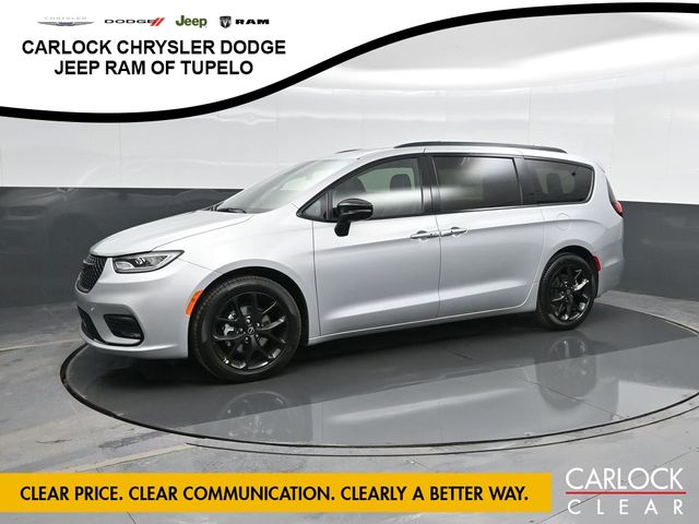 2026 Chrysler Pacifica Limited's photo