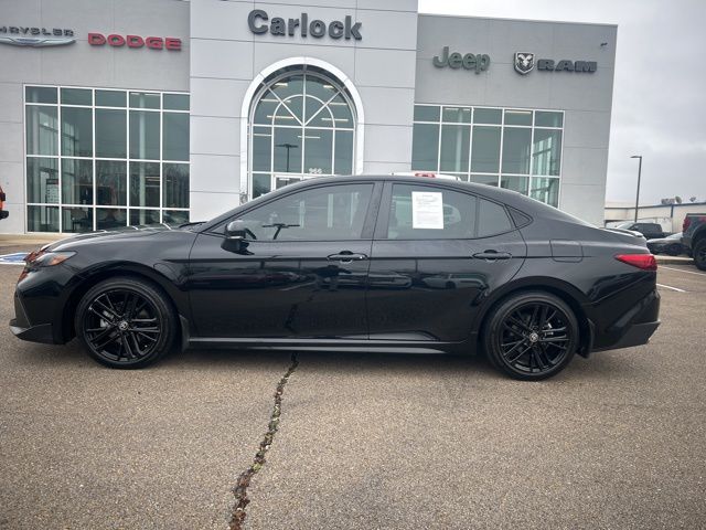 2025 Toyota Camry SE's photo