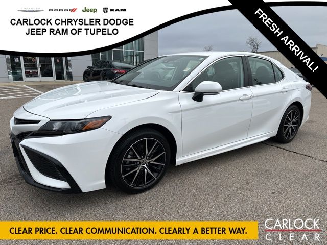 2024 Toyota Camry SE's photo