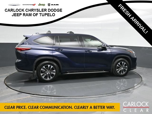 2021 Toyota Highlander XLE photo 3