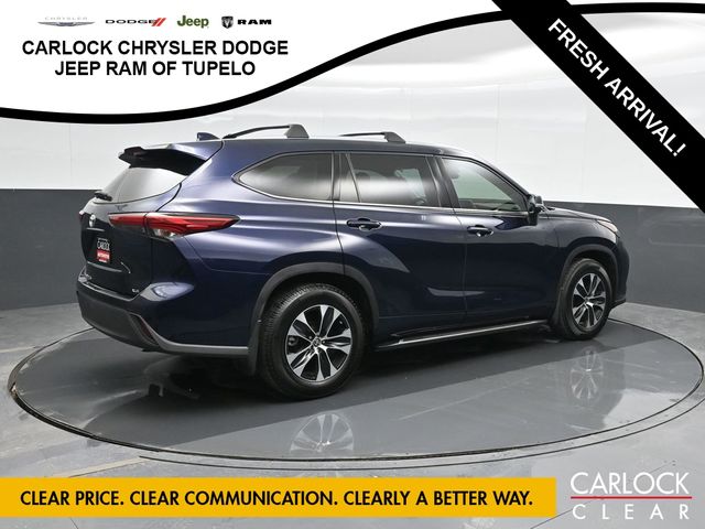 2021 Toyota Highlander XLE photo 2