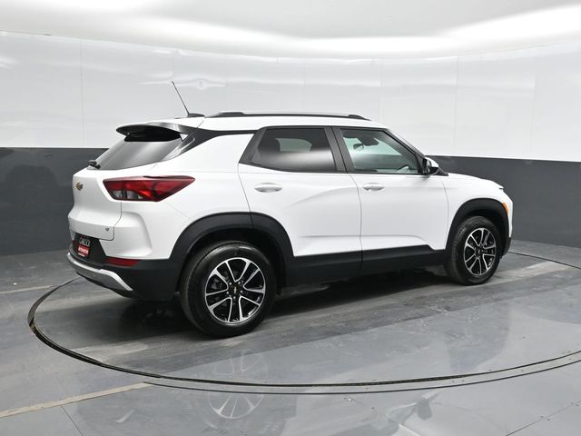 2024 Chevrolet Trailblazer LT photo 2