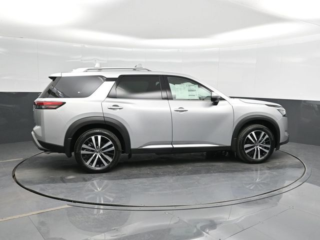 2025 Nissan Pathfinder Platinum photo 3