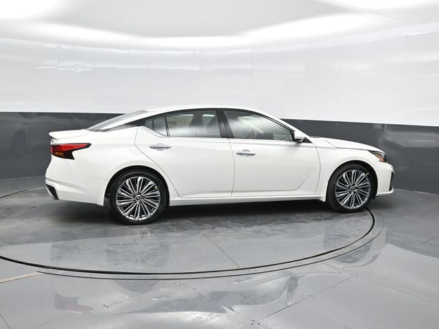2025 Nissan Altima SL photo 2