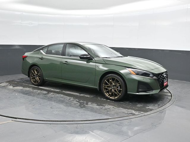 2025 Nissan Altima SR photo 4