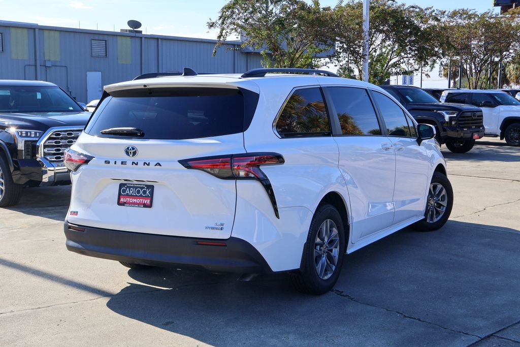 2022 Toyota Sienna LE photo 2